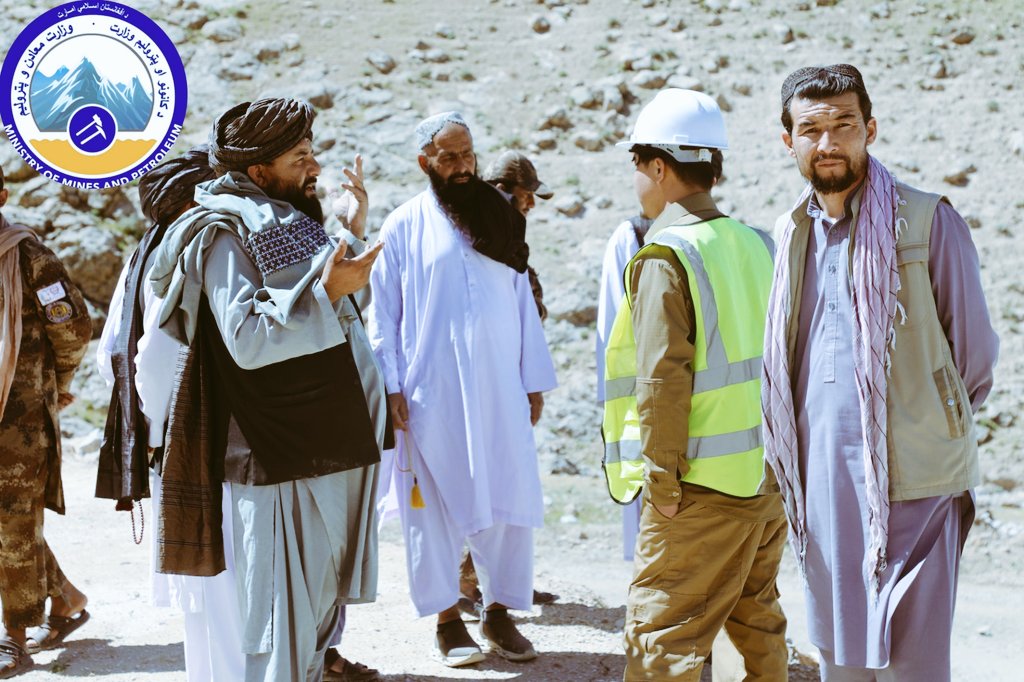 Engsamim11's tweet photo. *بسم الله الرحمن الرحیم !* 
نیټه : ۱۵/۲/۱۴۰۵ هـ ش 
*په روزګان ولایت کې د کانونو د ارزونې او نظارت لپاره جوړي سوي کمیټې له لوري د چوری ولسوالی ده پای بند سیمې د فلورایټو داستخراجی پروسی څخه لیدنه وکړه*                                                 
د یادې لیدنې پر مهال د یادې https://t.co/OFD06jWFNv