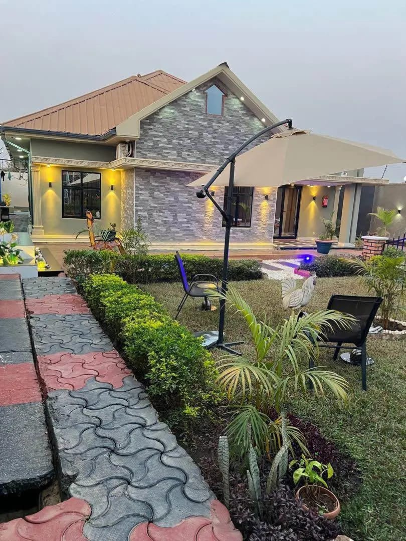 Hold65244Global's tweet image. 🏡Magnifique propriété mise en vente📍 à Lubumbashi du côté la voix, dépassé légèrement le contournement 
💰Prix : 160.000$ négociable 
📌Dimensions : 22/40

#globalimmo #lubumbashi #RDC