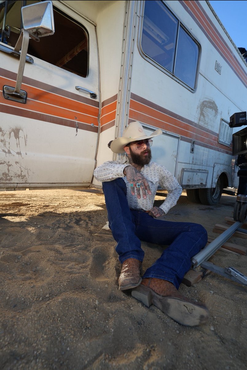 postmalone7098's tweet photo. https://t.co/SM42Au1kum https://t.co/cYOBHt6N5e