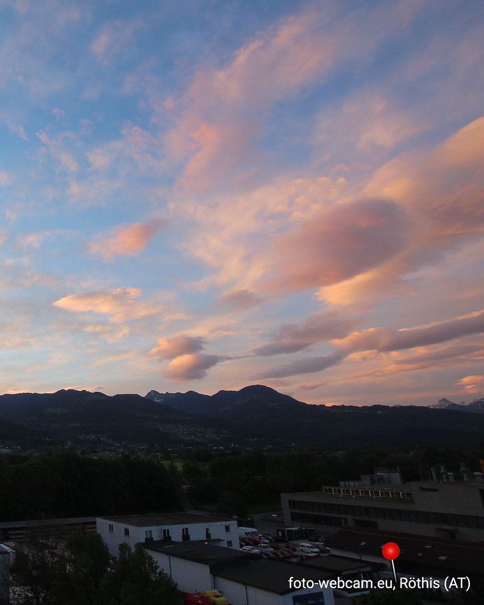 WetterOnline_AT's tweet image. 🌄 Am frühen Dienstagmorgen waren in den Alpen beeindruckende Föhnwolken zu sehen. Die linsenförmigen Lenticularis-Wolken entstehen bei starkem Wind über Gebirgen und können oft lange an Ort und Stelle bleiben. 💨

#Föhn #Wolken #Alpen #Wetterwissen