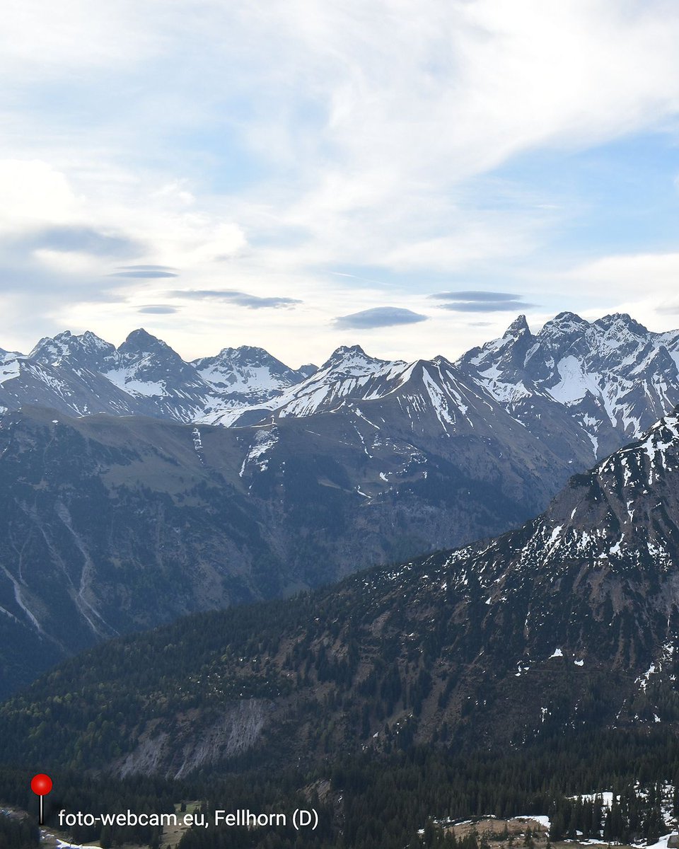 WetterOnline_AT's tweet image. 🌄 Am frühen Dienstagmorgen waren in den Alpen beeindruckende Föhnwolken zu sehen. Die linsenförmigen Lenticularis-Wolken entstehen bei starkem Wind über Gebirgen und können oft lange an Ort und Stelle bleiben. 💨

#Föhn #Wolken #Alpen #Wetterwissen