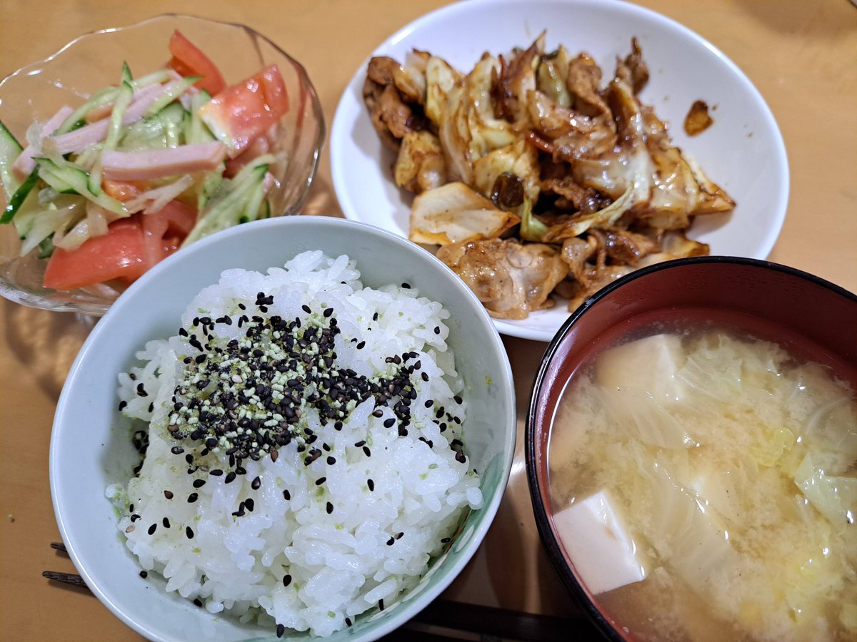 mosquitoos's tweet image. This was Saturday dinner: twice-cooked pork (hoikoro), marinated salad, and miso soup. I also added wasabi furikake (a Japanese rice seasoning) to my rice. For dessert, I had Fruiche—a creamy fruit dessert—made by my daughter. Very satisfying!
#dinner
#hoikoro
#misosoup
#Fruiche