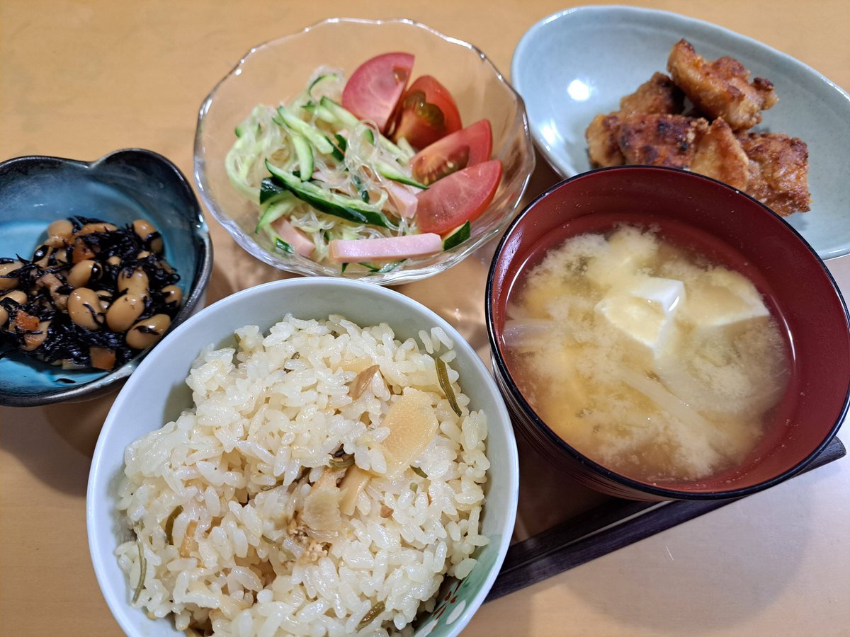 mosquitoos's tweet image. This was Tuesday dinner: four pieces of karaage (Japanese fried chicken), rice cooked with clams, hijiki seaweed with soybeans, and a glass noodle salad.
#dinner
#Japan
#washoku
#steakhouse
#SaladaBar
#vegetables
