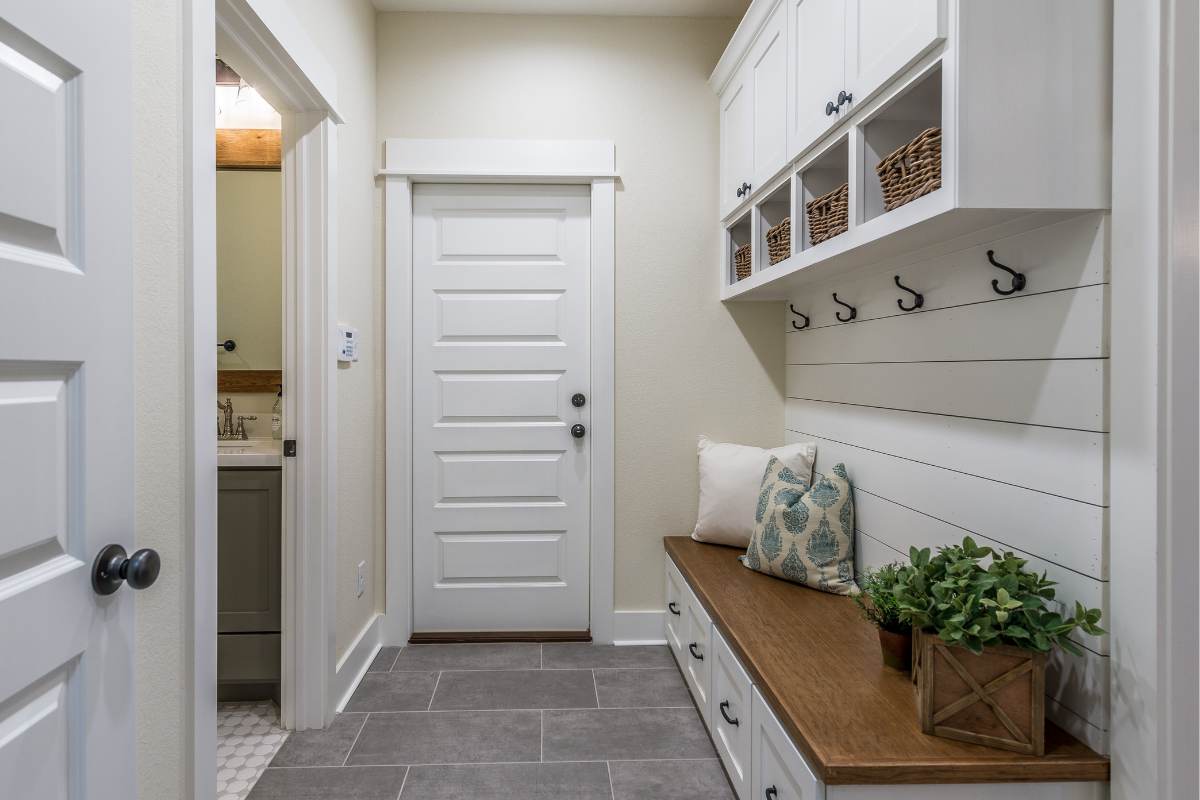 TheLemeDecor's tweet image. Mudroom with smart storage, built-in benches, and practical finishes, creating an organized and functional entry space for everyday use.#Mudroom #HomeDecor #InteriorDesign #StorageSolutions #FunctionalDesign #OrganizedSpaces #EntrywayDesign #HomeInspo
