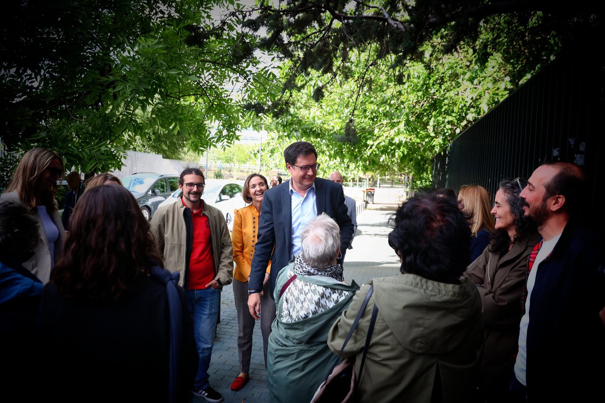psoe_usera's tweet photo. Ayer, con @oscarlopeztwit en el barrio de #Orcasur.

En el CEIP Ciudad de Jaén, ejemplo claro de #GestiónPP: abandonar lo público hasta plantear su derribo😡

También visitamos la estación de #Cercanías, otro ejemplo de inversión en #Usera del Gobierno🇪🇸de @sanchezcastejon 

✊🏼🌹 https://t.co/LSQKkSx0dE