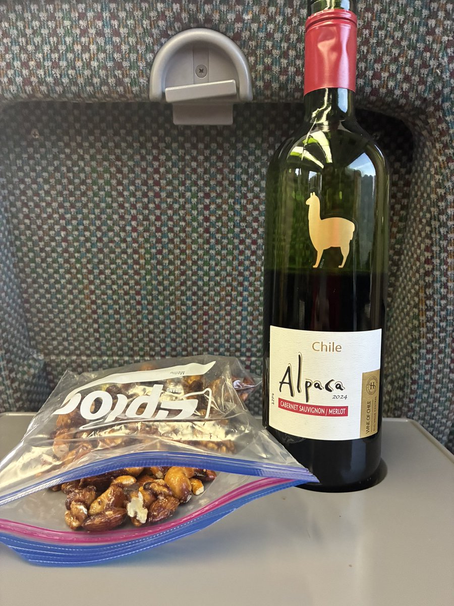 mwpgmwp's tweet photo. 紙コップを忘れて、困りながらもラッパで飲み始めた、いつまでも恥じらいを忘れない可愛らしいアラフィフです🫢 https://t.co/Lzny8qnCsC