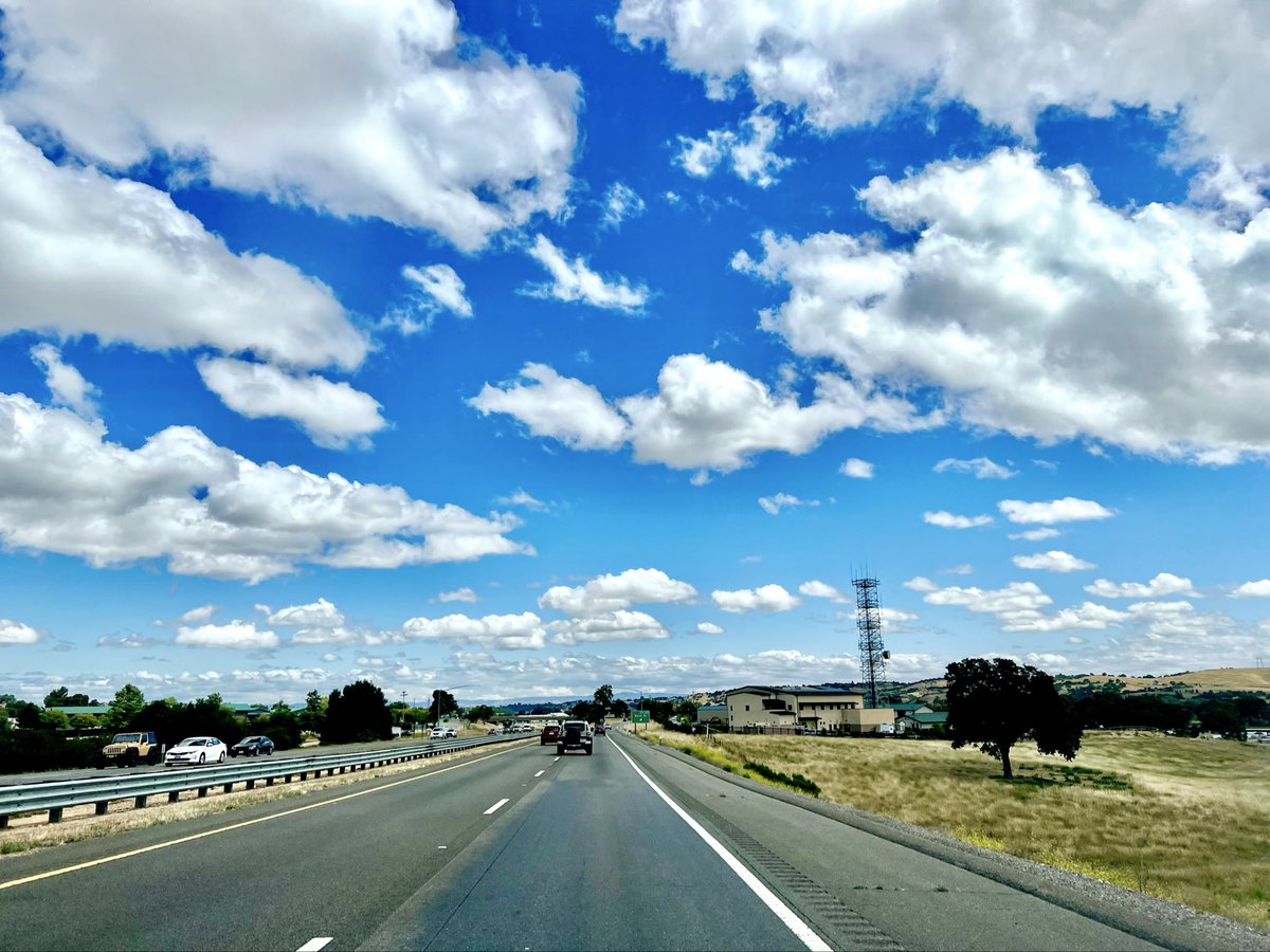 RozaVisuals's tweet image. The quiet stillness of a highway divided in a landscape untouched 

#photography #drive #roadtrip