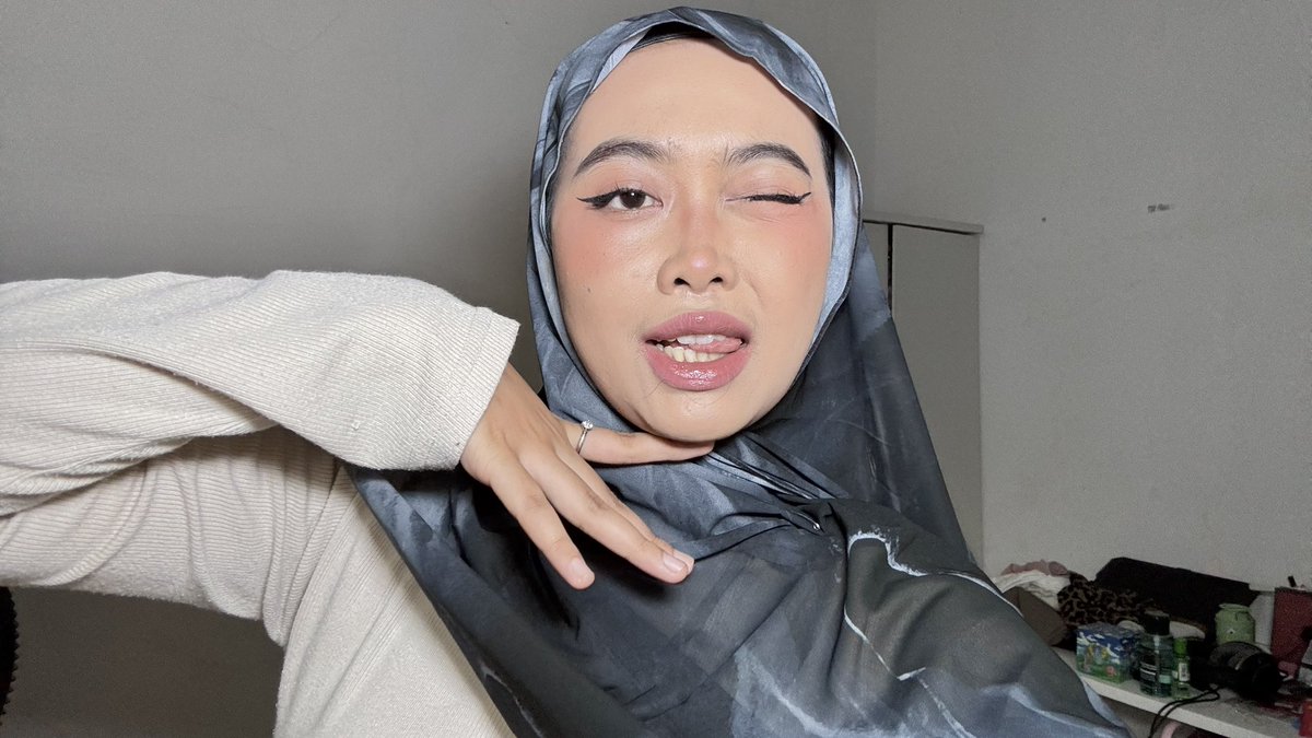 muted nude mocha makeup tutorial!!🍩

pake semua produk dari EMINA, semua produknya under 80ribu.

emina one brand makeup.😆💗