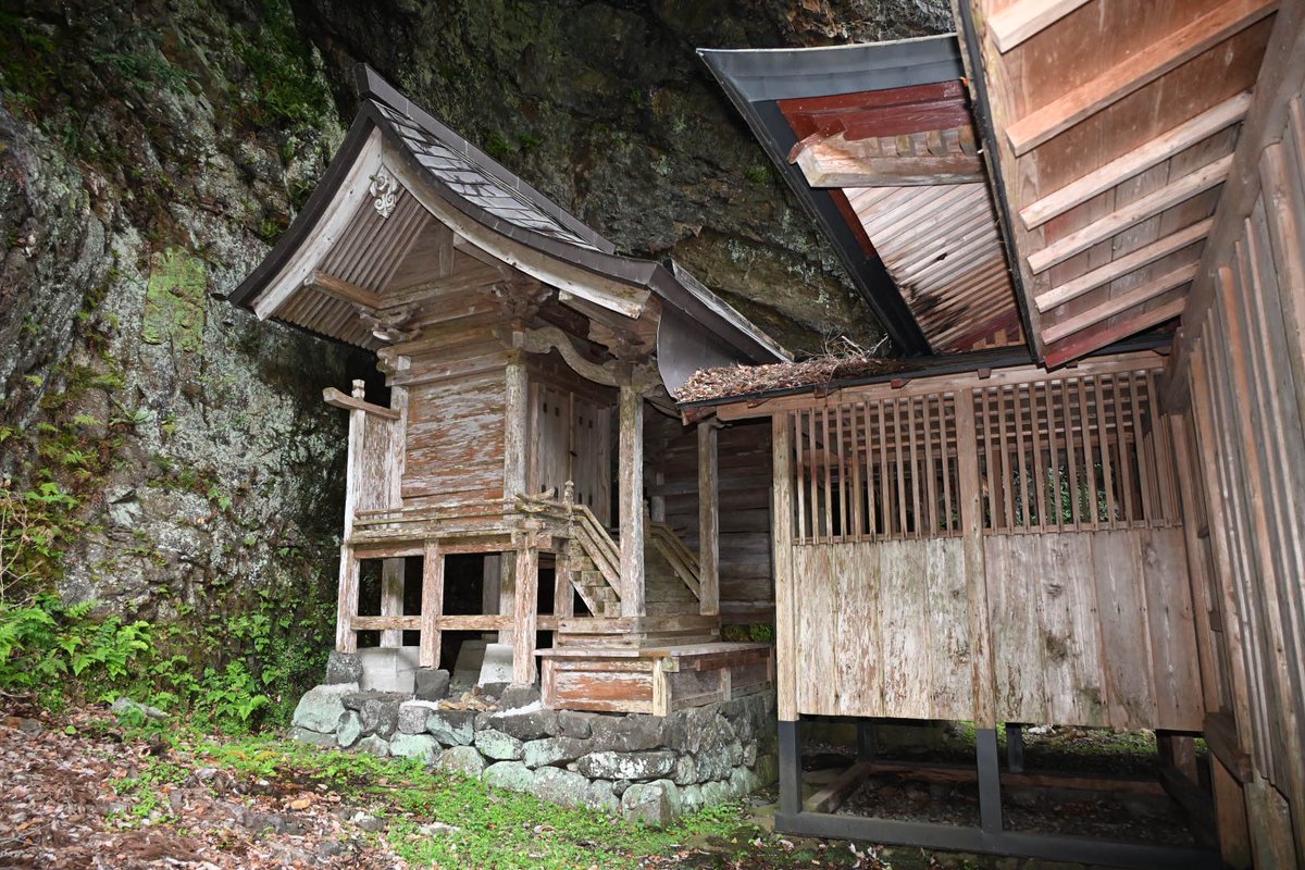 鳥取県若桜町 不動院岩屋堂(室町前期、重文)

数少ない中世の懸造りの遺構の一つ。桁行三間、梁間三間、妻入で洞窟内に建てられている。前面入母屋造だが背面は切妻造となっているらしい。栩葺のはずだが、銅板養生されていた。

隣には岩屋神社。未指定未登録だが本殿は1866年の建立？