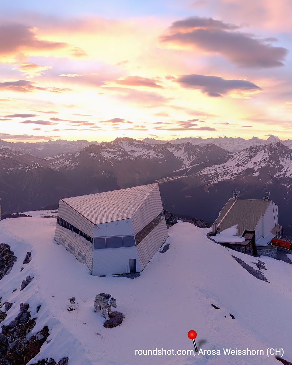 WetterOnline_CH's tweet image. 🌄 Am frühen Dienstagmorgen waren in den Alpen beeindruckende Föhnwolken zu sehen. Die linsenförmigen Lenticularis-Wolken entstehen bei starkem Wind über Gebirgen und können oft lange an Ort und Stelle bleiben. 💨

#Föhn #Wolken #Alpen #Wetterwissen