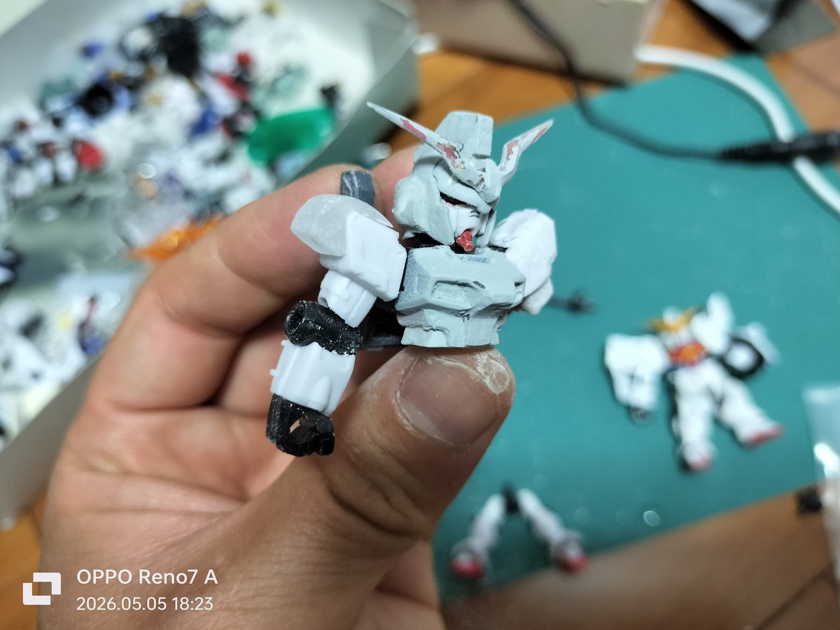 shishiza0195's tweet image. #ゴールデンウィーク
#ガンダムW
#モビルスーツアンサンブル
頭部は盛って削って原型なんて皆無（ライジングF）。デスサイズは実は形状が難しい。なんとなく似たようなパーツ組み合わせて「デスサイズに見えない」結果が多く結局ほぼスクラッチに踏み切る。
アンテナ拡張大変だった（ウイング）