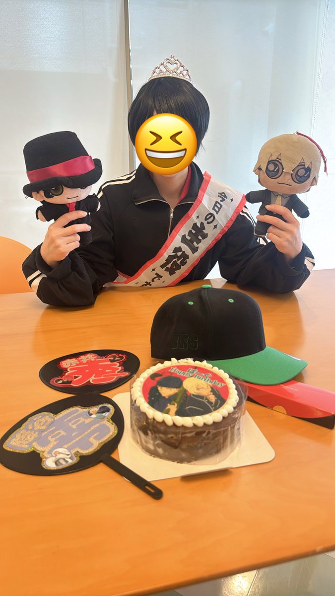 リュカすぱにお祝いしてもらった🥹🥂
首から下赤安で(諸事情)🎁くれて斬新でめちゃくちゃ面白かった🤣👏
帽子はお揃いなんだぜ🎩メイクブラシはリス毛なんだぜ💄ケーキは推しCPなんだぜ🎂

そして念願の万事屋👓🫘☂️嬉しかったぁ🥹🩷
なんでもコスしてくれる自慢の2人です🤤
これからもよろしくね🙌