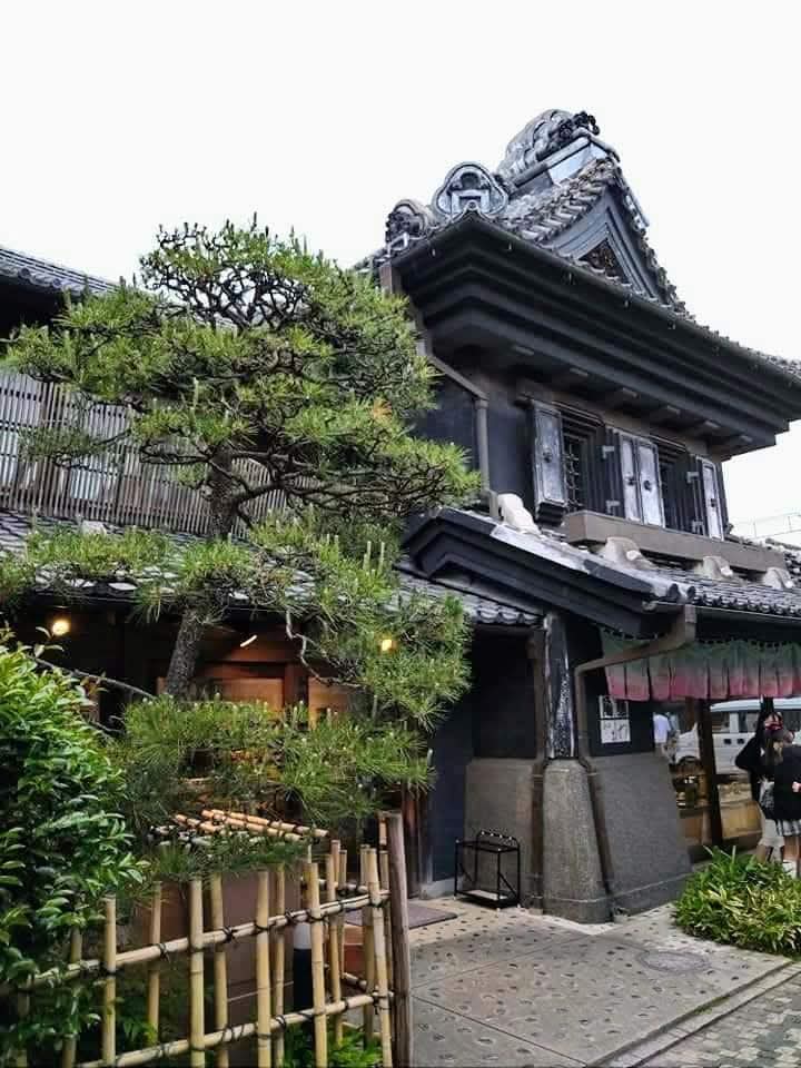 hirorin55's tweet image. ルネッサンス様式の

洋館と鯉のぼり。

パルテノン神殿を

彷彿させる洋館と

重厚な蔵造りの店蔵。

歴史の重みに

街角の花手水が

彩りを添える。

和洋折衷が

不思議と調和する

城下町川越。　

＃backnumber
＃archives