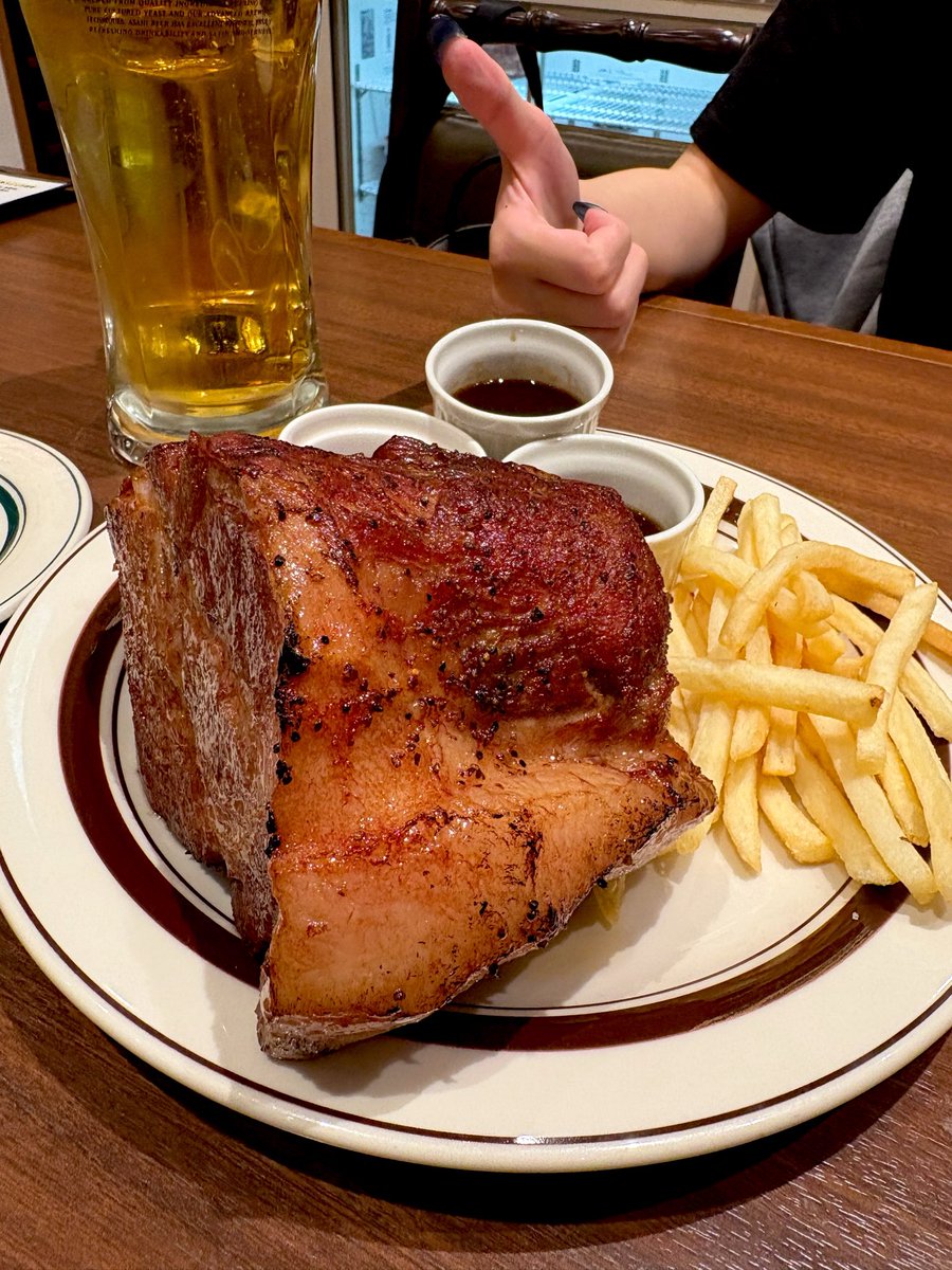 その後おかゆさんを緊急招集してデカい肉（1キロ）を3人でたべました🍖