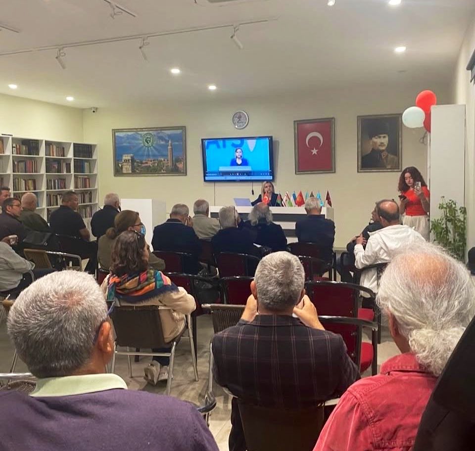 AHD_tr's tweet photo. Dernek Başkanımız, Av. Lale Hesenova @AvLale_Hesenova ,Türk Ocakları Antalya Şubesi tarafından düzenlenen “Ocakbaşı Sohbetleri” programına konuk olmuştur.

Sayın Hesenova, “Türk Devletleri Teşkilatı’nın Kurumsallaşma Süreci ve Uluslararası Alandaki Etkileri” başlıklı sunumunda; Türk dünyasında artan iş birliği dinamiklerini, kurumsallaşma sürecinin stratejik boyutlarını ve bu sürecin uluslararası sistemdeki yansımalarını kapsamlı bir çerçevede ele almıştır.

Program boyunca, Türk Devletleri Teşkilatı’nın bölgesel ve küresel ölçekte üstlendiği rol, üye devletler arasındaki siyasi, ekonomik ve kültürel entegrasyonun gelişimi ile birlikte değerlendirilmiştir. Katılımcılarla gerçekleştirilen etkileşimli sohbet, konuya ilişkin farklı bakış açılarını da ortaya koymuştur.

Nazik davetleri için başta av.Murat Şimşek olmak üzere Türk Ocakları Antalya Şubesi’ne teşekkür ederiz.
@DiasporaAz @R_Eynaddinoglu 
@Turkic_States
