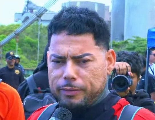 RinGfx's tweet photo. #PlanetaAlofoke Yo nunca voy a entender cómo Carlos puede burlarse de la apariencia de otros. Bizco, con las cejas tatuadas y con la cara con más cráteres que la luna. https://t.co/cxwHrrolfW