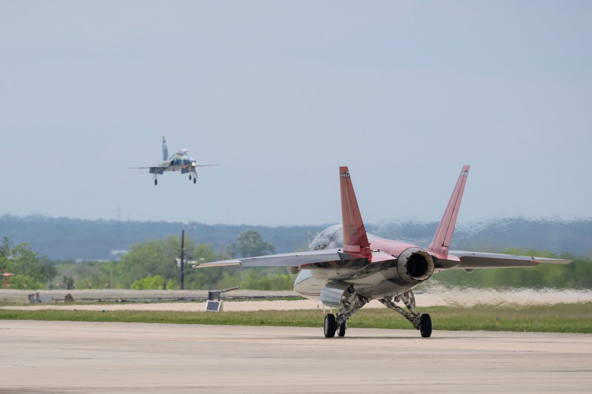 Roberto_yeager's tweet image. La #USAF ha dado luz verde a la producción en serie de los primeros 14 ejemplares del #Boeing-#Saab T-7A #RedHawk (USAF photo by Sean Worrell) af.mil/News/Photos/ig… (bonita perspectiva por cierto) #T7A