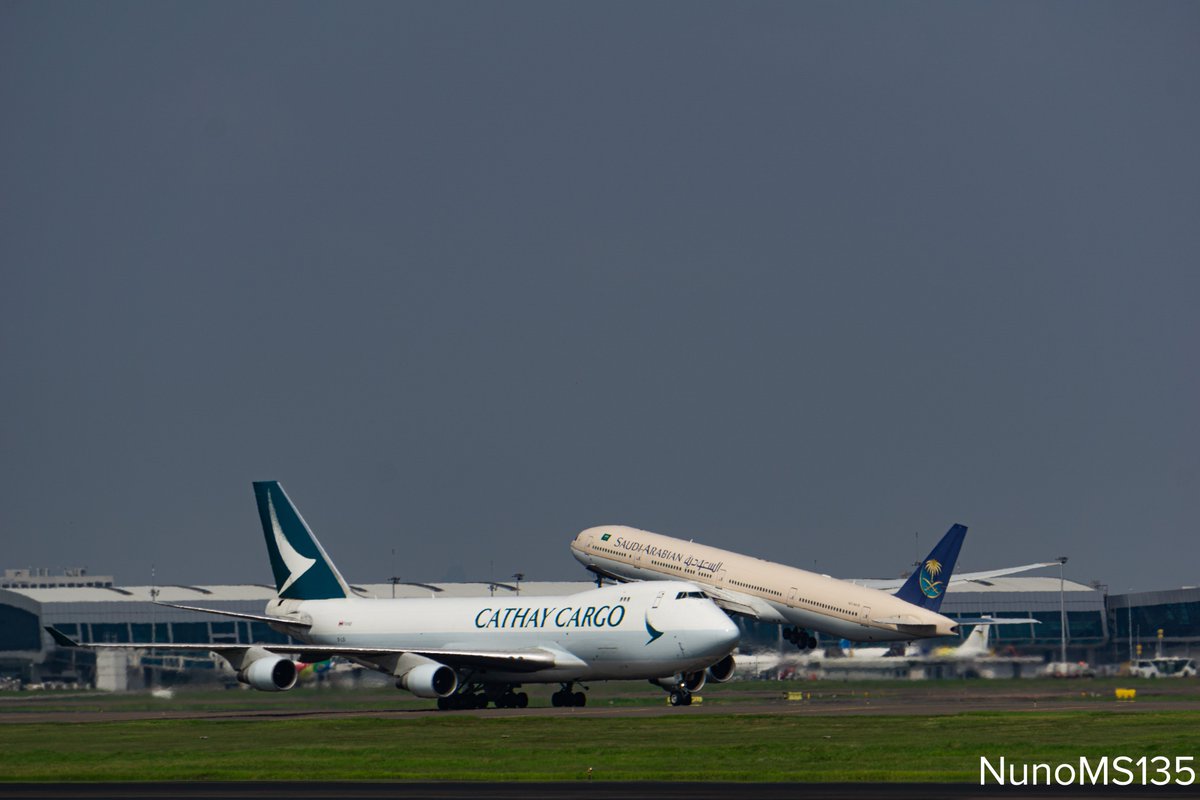 NunoMS135's tweet image. Duality 

Saudia
Boeing 777-368(ER)
HZ-AK15
Depart to Medina
. 
Cathay Pacific Cargo
Boeing 747-467F(ER)
B-LID
Arrive from Hong Kong

03 - 05 - 2026 
CGK / Soekarno Hatta 
#PlaneSpotting
#Boeing
#B747 
#B777