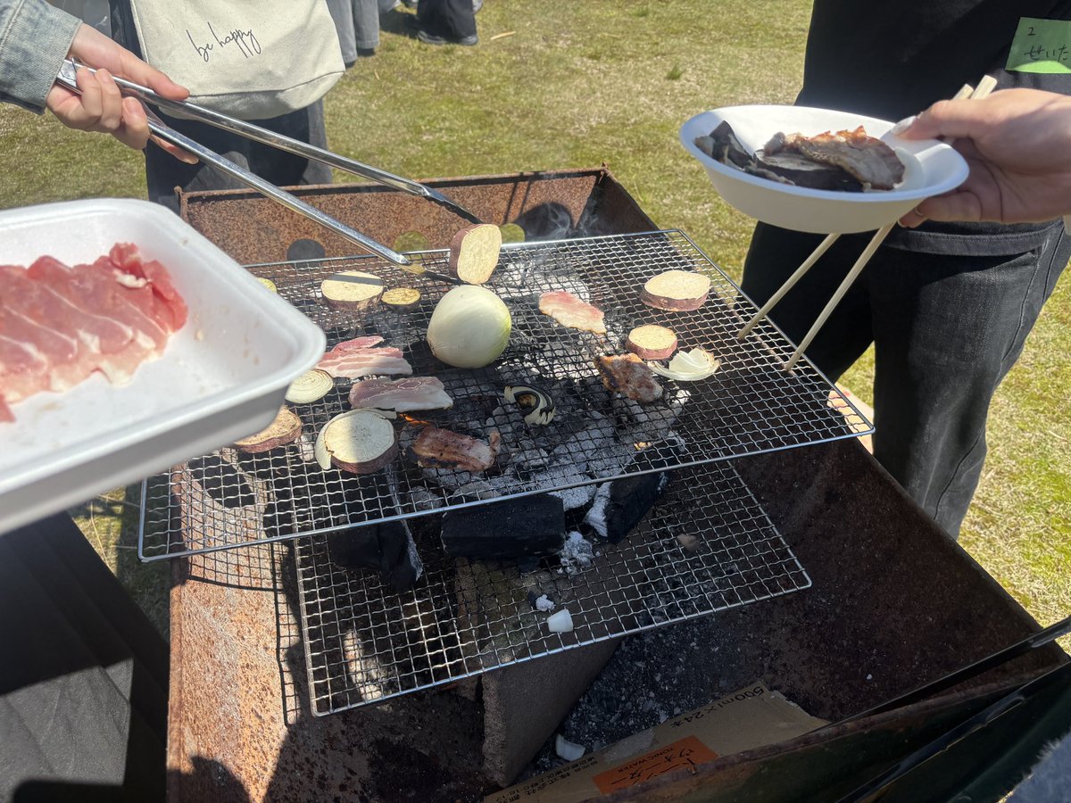 BEATCAMP_tech's tweet photo. 🍖

ドラム缶BBQは大きいので
思い切った丸ごと焼きとかできちゃいます🧅

そして、お肉を焼いてるけど❗️
軽音団体なので…🎸
ちゃんとカメラ係やタイムキーパーもいます⏰

青空広がる野外で素敵な思い出作れます🕊️ https://t.co/3n07yGft7R