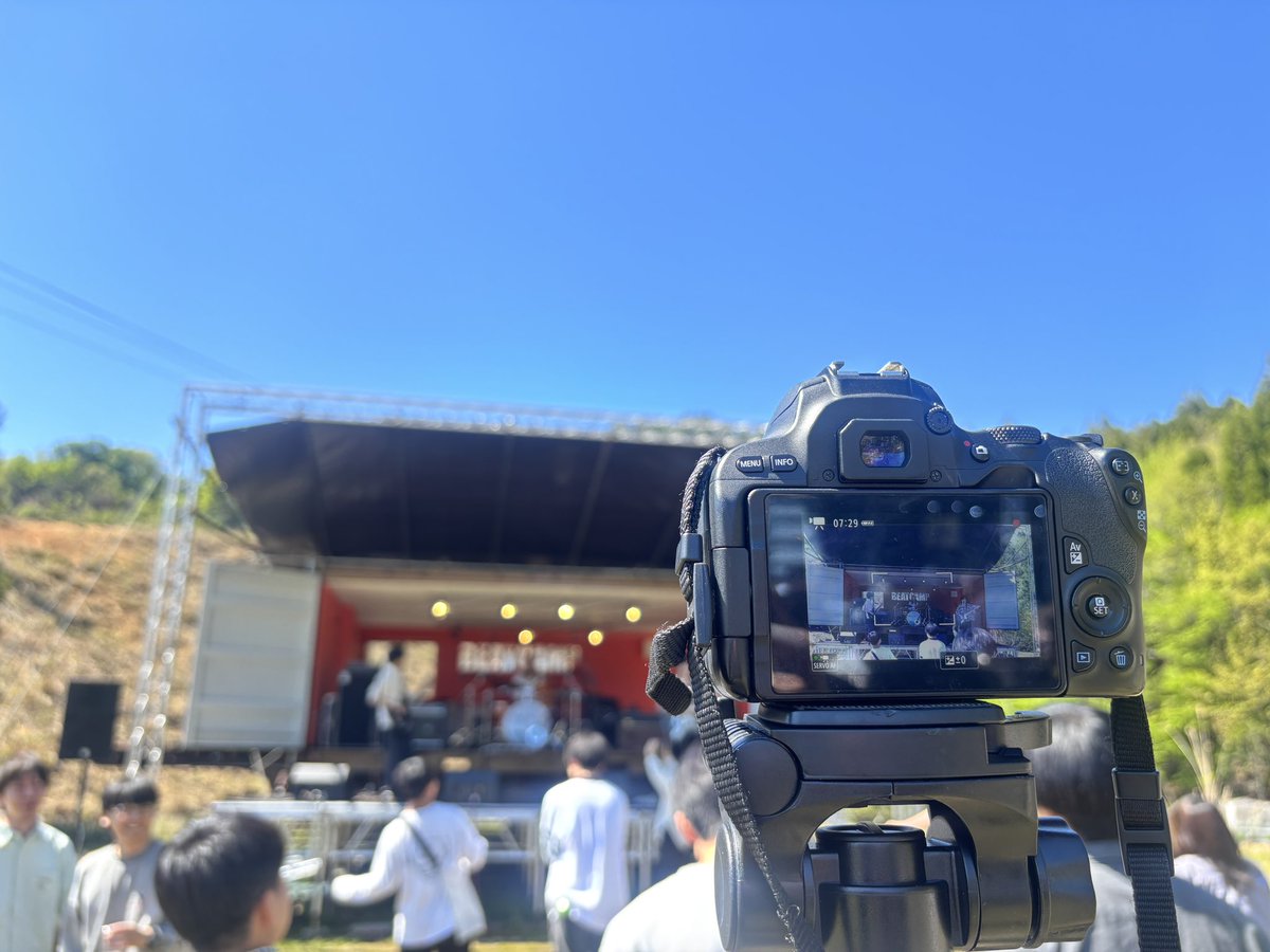 BEATCAMP_tech's tweet photo. 🍖

ドラム缶BBQは大きいので
思い切った丸ごと焼きとかできちゃいます🧅

そして、お肉を焼いてるけど❗️
軽音団体なので…🎸
ちゃんとカメラ係やタイムキーパーもいます⏰

青空広がる野外で素敵な思い出作れます🕊️ https://t.co/3n07yGft7R