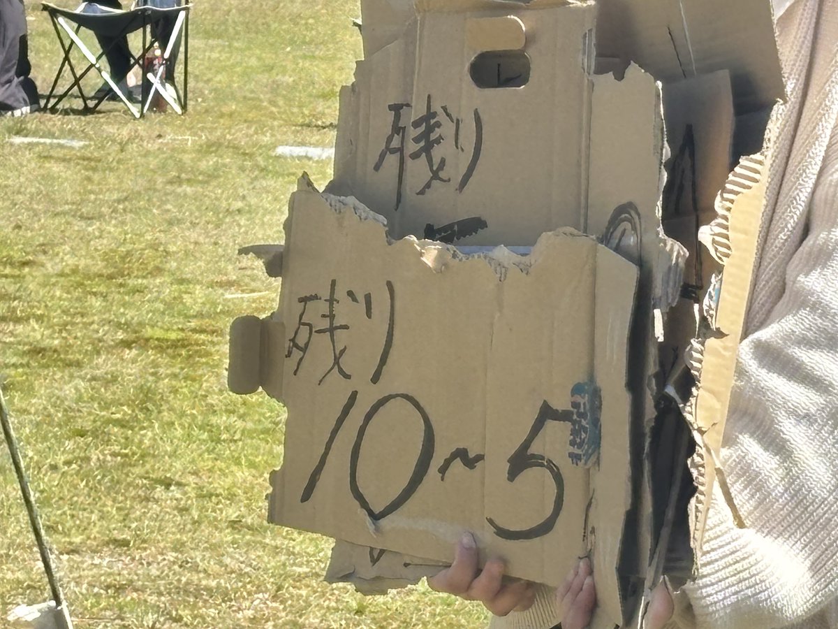BEATCAMP_tech's tweet photo. 🍖

ドラム缶BBQは大きいので
思い切った丸ごと焼きとかできちゃいます🧅

そして、お肉を焼いてるけど❗️
軽音団体なので…🎸
ちゃんとカメラ係やタイムキーパーもいます⏰

青空広がる野外で素敵な思い出作れます🕊️ https://t.co/3n07yGft7R