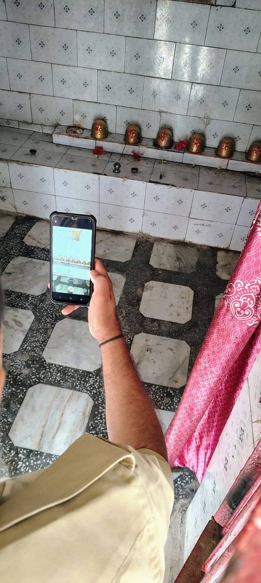 AniweshBabul's tweet photo. #बलिया के सुखपुरा स्थित भोजपुर मे अराजतत्वो ने काली मंदिर मे चांदी जडीत पंडी की हुई चोरी से भक्तों में भारी आक्रोश ग्रामीण लोगो का कहना है कि हल्के की पुलिस नहीं करती है गस्त @digazamgarh @IgRangeVaranasi @spballia0255 @balliapolice @myogiadityanath @myogioffice @dgpup @Uppolice https://t.co/8IeYQVBPVq