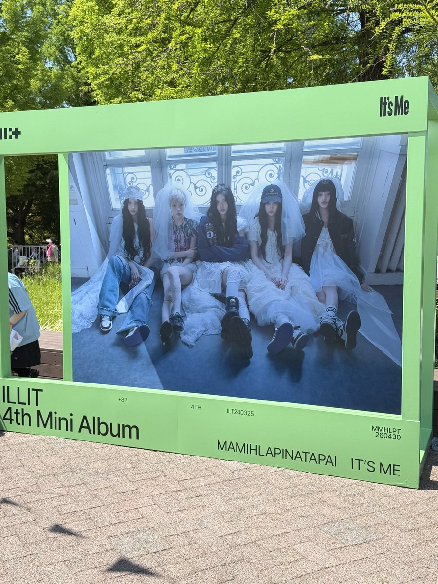 minjusgfs's tweet photo. kinda feels like im in illit wonderland omg https://t.co/Vnul4RjHjw