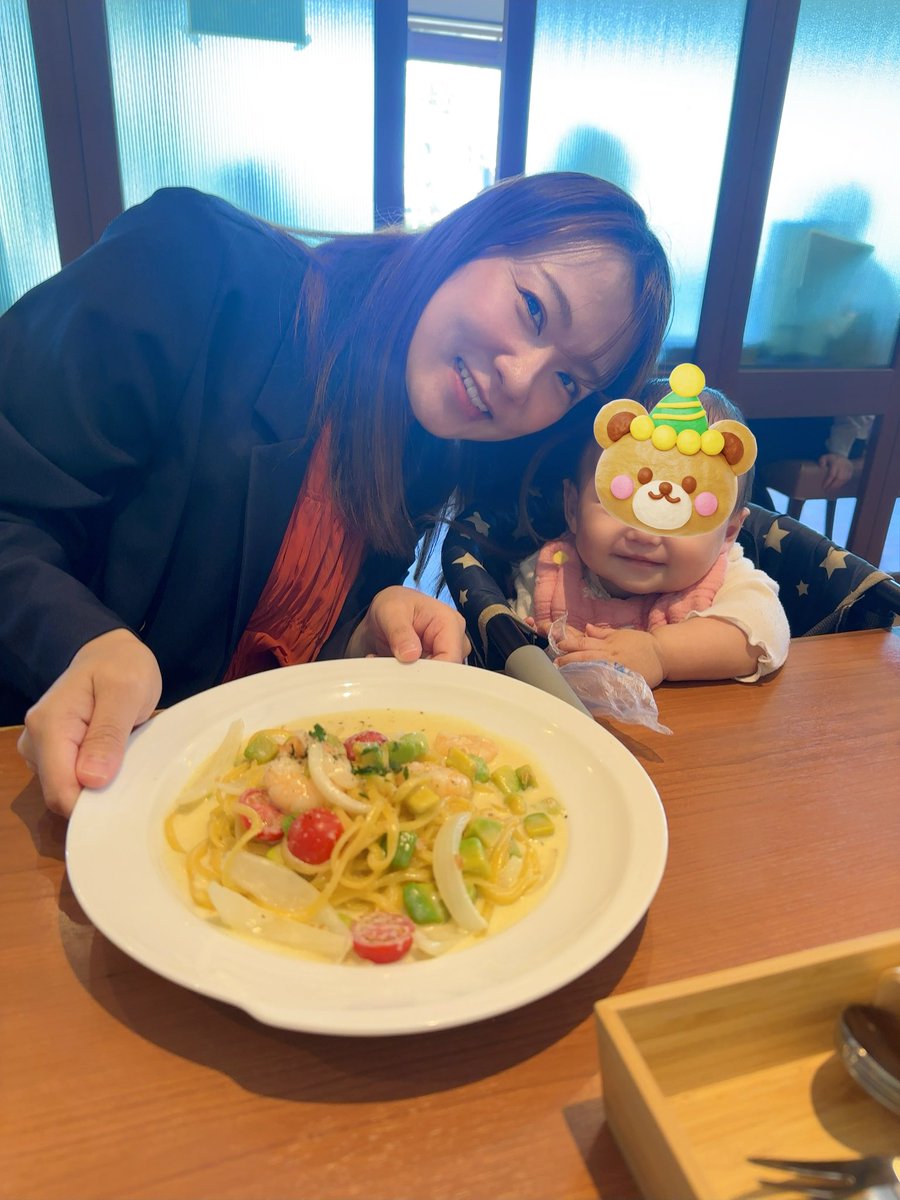singer_My_Co's tweet photo. 家族が増えて迎えた、はじめての誕生日🎂

“ママとしての自分”と、“アーティストの自分”
どっちも大切にしながら日々過ごしています。

少しずつですが、これからの形を考える余裕も出てきて、
“今だからこそ作れるもの”に出会える気がしています。

いつもは迷わず明太子パスタを選ぶ私が、
この日はちょっとだけ勇気を出してエビアボカドパスタに🦐🥑
小さなことだけど、「変わりたい」っていう気持ちを体現してみました！

そしてお誕生日配信。
想像を超えるたくさんの人が集まってくれて、
みんな本当にあたたかくて…気づいたら涙でした。
数々の感動をありがとうございます！

この1年も出会ってもらった皆さんとのご縁を大切にしながら、
“今のMy&Co.だからこそ届けられるもの”を、ひとつずつ形にしていきたいです。

永縁の25歳設定にも段々と限界を感じてきた今日この頃ですが笑
これからも応援宜しくお願いします☺️

2026.05.05 My&Co.
