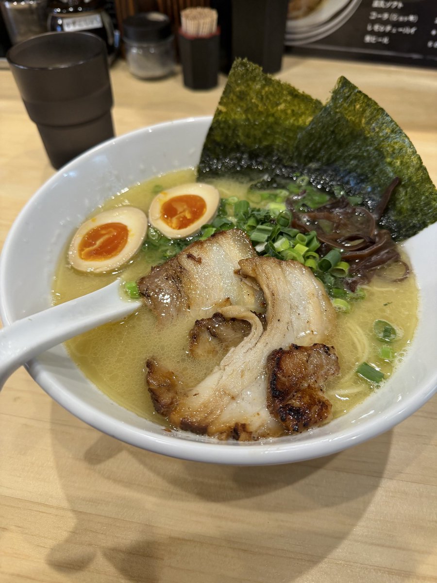 shimokin1's tweet photo. ラーメンファクトリーで塩豚骨ラーメン喰った。美味かった。 https://t.co/yzYEaatYbt
