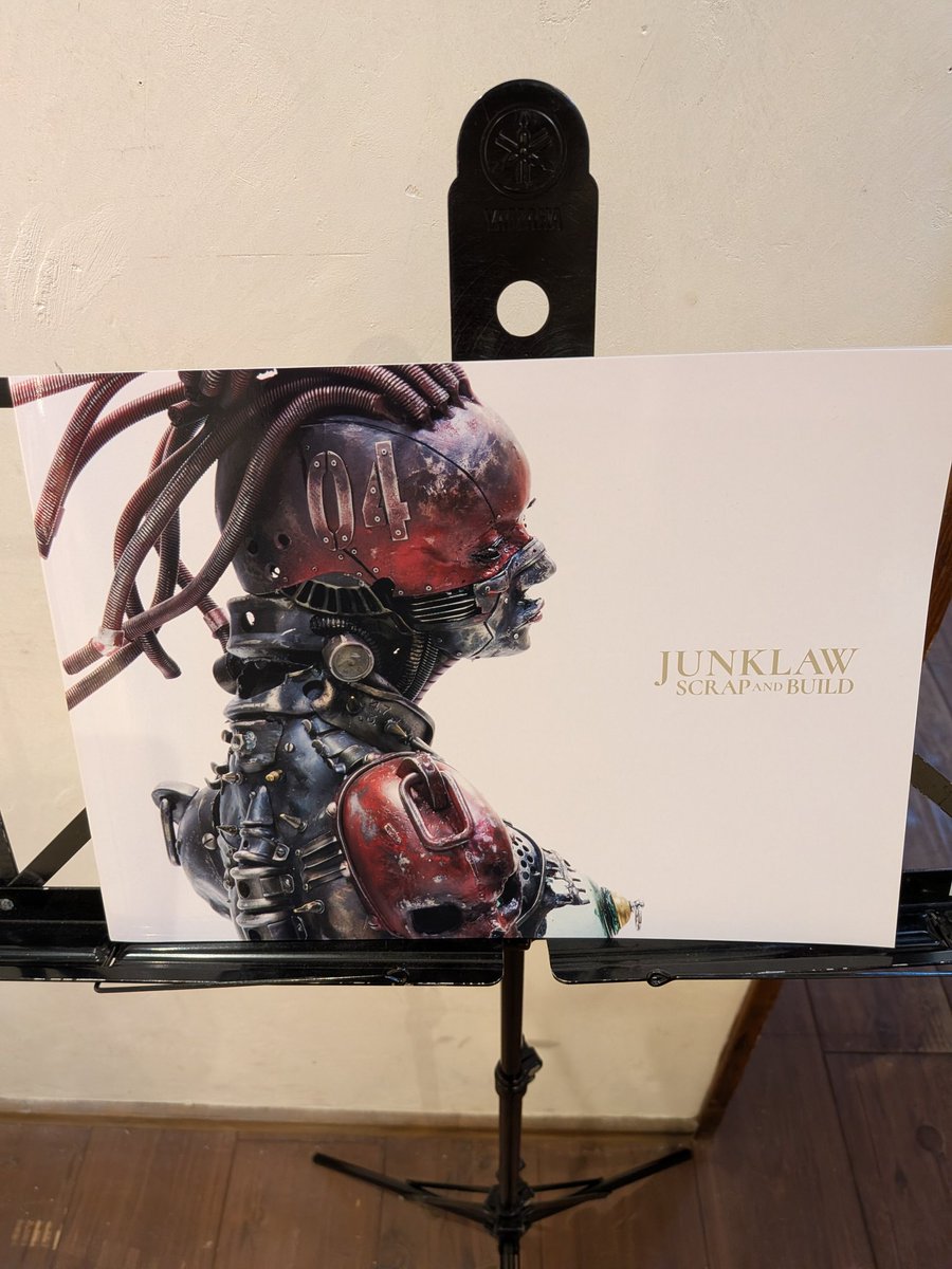 greenandgarden's tweet image. #JUNKLAW 個展開催中です。
会場で販売している作品集ですが残少となっております。
購入希望の方はお早めにお願いいたします。

#junkart
#exhibition
#catalog
#3dartworks