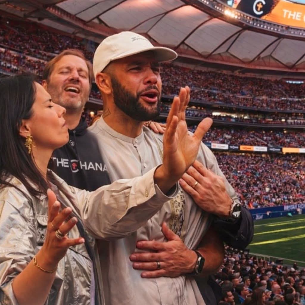 🚨🚨| BREAKING: Dani Alves had become an evangelical preacher of Christianity.

He delivered a speech spreading the message of Jesus Christ at Metropolitano Stadium, home of Atlético de Madrid, in front of 35,000 people.

He said, “In prison, Christ set me free.”