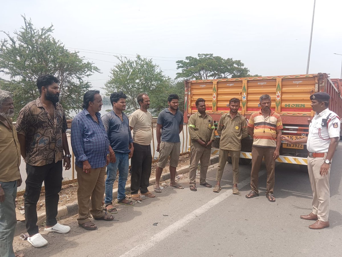 KRPURATRAFFIC's tweet image. #TrafficAwareness #SafetyFirst #RoadSafety  ಈ ದಿನ ಮೇಡಹಳ್ಳಿ ಲಾರಿ ಡೈವರ್ಶನ್ ಪಾಯಿಂಟ್ ನಲ್ಲಿ ಎಲ್ಲಾ ಹೆವಿ ಗೂಡ್ಸ್ ವಾಹನ #(HGV) ಮತ್ತು ಲೈಟ್ ಗೂಡ್ಸ್ ವಾಹನ (LGV) ಚಾಲಕರಿಗೆ ನಗರಕ್ಕೆ ಪ್ರವೇಶ ಮಾಡುವ ನಿರ್ಬಂಧಿತ ಸಮಯದ ಬಗ್ಗೆ ಮಾಹಿತಿಯನ್ನು ನೀಡಿ, ಸಂಚಾರ ಸುರಕ್ಷತಾ ನಿಯಮಗಳನ್ನು ಕಡ್ಡಾಯವಾಗಿ ಪಾಲಿಸಲು ಅರಿವು ಮೂಡಿಸಲಾಯಿತು.