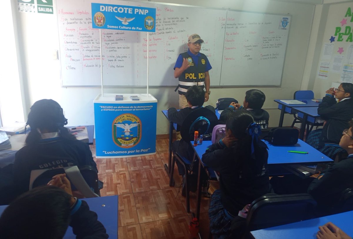 Formando líderes para un futuro sin violencia… 📚🇵🇪✨
La DIRCOTE PNP desarrolló la jornada “Formando líderes para un futuro sin violencia” en la I.E. Preuniversitaria Joule, Arequipa.
Estudiantes de secundaria participaron en espacios de diálogo y reflexión, promoviendo valores.