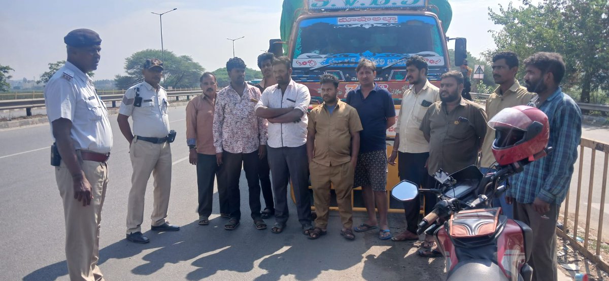 KRPURATRAFFIC's tweet image. #TrafficAwareness #SafetyFirst #RoadSafety  ಈ ದಿನ ಮೇಡಹಳ್ಳಿ ಲಾರಿ ಡೈವರ್ಶನ್ ಪಾಯಿಂಟ್ ನಲ್ಲಿ ಎಲ್ಲಾ ಹೆವಿ ಗೂಡ್ಸ್ ವಾಹನ #(HGV) ಮತ್ತು ಲೈಟ್ ಗೂಡ್ಸ್ ವಾಹನ (LGV) ಚಾಲಕರಿಗೆ ನಗರಕ್ಕೆ ಪ್ರವೇಶ ಮಾಡುವ ನಿರ್ಬಂಧಿತ ಸಮಯದ ಬಗ್ಗೆ ಮಾಹಿತಿಯನ್ನು ನೀಡಿ, ಸಂಚಾರ ಸುರಕ್ಷತಾ ನಿಯಮಗಳನ್ನು ಕಡ್ಡಾಯವಾಗಿ ಪಾಲಿಸಲು ಅರಿವು ಮೂಡಿಸಲಾಯಿತು.