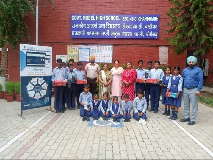 Ghs46cChd's tweet photo. Under the Vidyanjali project 12 pairs of shoes and 12 pairs of socks were given to the needy students of Pre Primary and Upper Primary classes.
@SchoolEduChd
@vidyanjali_edu
@vidyanjalichd
@Kaur0Kuljit
#Vidyanjali https://t.co/8oU7yRNSwp