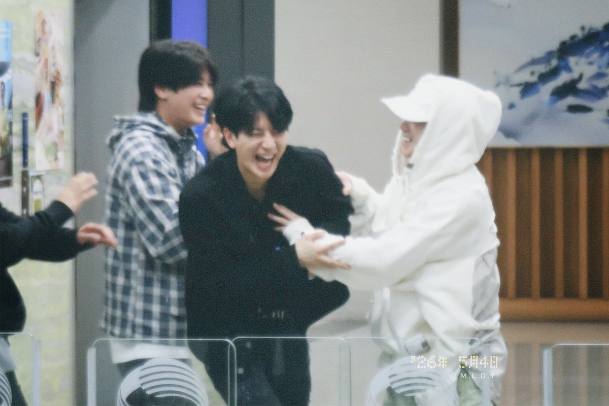 melodysssong's tweet photo. 260504 // Hanhae Kiss The Radio

#아이콘 #송윤형 @sssong6823 
#iKON #SONG #YUNHYEONG https://t.co/5MgiV13oFW