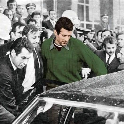 Dede38__'s tweet photo. «- Bu karar senin için verildi.
Biliyorsun değil mi, Deniz?.»
«- Evet, biliyorum..»
«- O halde, son sözün, son arzun nedir...»
«- Ben son sözümü sehpada söyleyeceğim. Yalnız, müsaade ederseniz, Yusuf'la Hüseyin'i son defa görmek isterim.»
Bu, galiba onun son arzusu idi ve hemen yerine getirilmek üzere emir verildikten üç dört dakika sonra, üç arkadaş karşı karşıya idiler. Başgardiyan odasındaki bu karşılaşmadan yararlanan üç mahkûm, tek kelime konuşmadan ve fakat zaman kaybetmeden birbirlerine sırayla sarılıp öpüştüler. Yüzlerinde birbirlerini son kez görmenin sessizliği vardı.
Yusuf'la Hüseyin'in tekrar odalarına alınmalarından sonra, birden hatırlamış gibi Savcıya dönen Deniz, babasına bir mektup yazmak istediğini söyledi.
Bu isteği de makûl karşılıyan Savcının emri ile odaya bir daktilo makinası getirildi ve onun babasına hitaben söyledikleri aynen yazıldı, aynen not edildi.
Bir zabıt kâtibinin daktiloyla tesbit ettiği,
Deniz Gezmiş'in babasına son mektubu şöyleydi:
«Baba,
Mektup elinize geçmiş olduğu zaman, aranızdan ayrılmış bulunuyorum.
Ben ne kadar üzülmeyin, dersem, yine de üzüleceğinizi biliyorum. Fakat, bu durumu metanetle karşılamanı istiyorum.
İnsanlar doğar, büyür, yaşar, ölürler.
Önemli olan, çok yaşamak değil, yaşadığı süre içinde fazla şeyler yapabilmektir. Bu nedenle ben, erken gitmeyi normal karşılıyorum...
Ve kaldı ki, benden evvel giden arkadaşlarım, hiçbir zaman ölüm karşısında tereddüt etmemişlerdir. Benim de, tereddüde düşmeyeceğimden şüphen olmasın.
Oğlun, ölüm karşısında âciz ve çâresiz kalmış değildir. O, bu yola bilerek girdi ve sonunun da bu olduğunu biliyordu. Seninle düşüncelerimiz ayrı ama, beni anlayacağını tahmin ediyorum... Sadece senin değil, Türkiye'de yaşıyan Kürt ve Türk halklarının da anlayacağına inanıyorum.
Cenazem için avukatlarıma gerekli talimatı verdim. Ayrıca, Savcı'ya da bildireceğim. Ankara'da 1969′da ölen arkadaşım Taylan Özgür'ün yanına gömülmek istiyorum. Onun için, cenazemi İstanbul'a götürmeğe kalkma. Annemi teselli etmek sana düşüyor. Kitaplarımı, küçük kardeşime bırakıyorum. Kendisine özellikle tembih et. Onun, bilim adamı olmasını istiyorum. Bilimle uğraşsın ve unutmasın ki, bilimle uğraşmak da, bir yerde insanlığa hizmettir.
Son anda, yaptıklarımdan en ufak bir pişmanlık duymadığımı belirtir. Seni, Annemi ve Ağabeyimi ve Kardeşimi, devrimciliğimin olanca ateşi ile kucaklarım.
Oğlun
Deniz Gezmiş.»
Merkez Cezaevi -Ankara.
5 Mayıs 1972