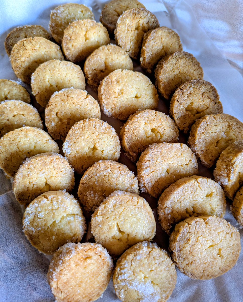 #手作りおやつ
ディアマンクッキー🍪
薄力粉と強力粉を半々にして
ほろほろカリッと
焼き上がりました😊