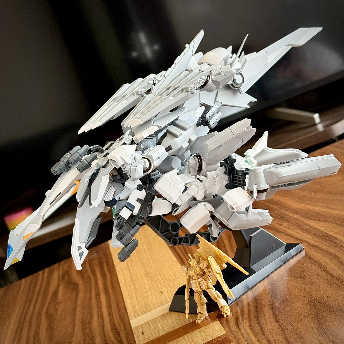 non_418's tweet photo. HG アリュゼウス
量産型νガンダム
フライトフォームに組み替えたら更に大きく見えます。
前後に長〜い！
アーティファクト置いてみたけど、
大きさ比較しにくい2体でしたね😝
#ガンプラ #gunpla #閃光のハサウェイ #キルケーの魔女 https://t.co/bWcg5T1pvF