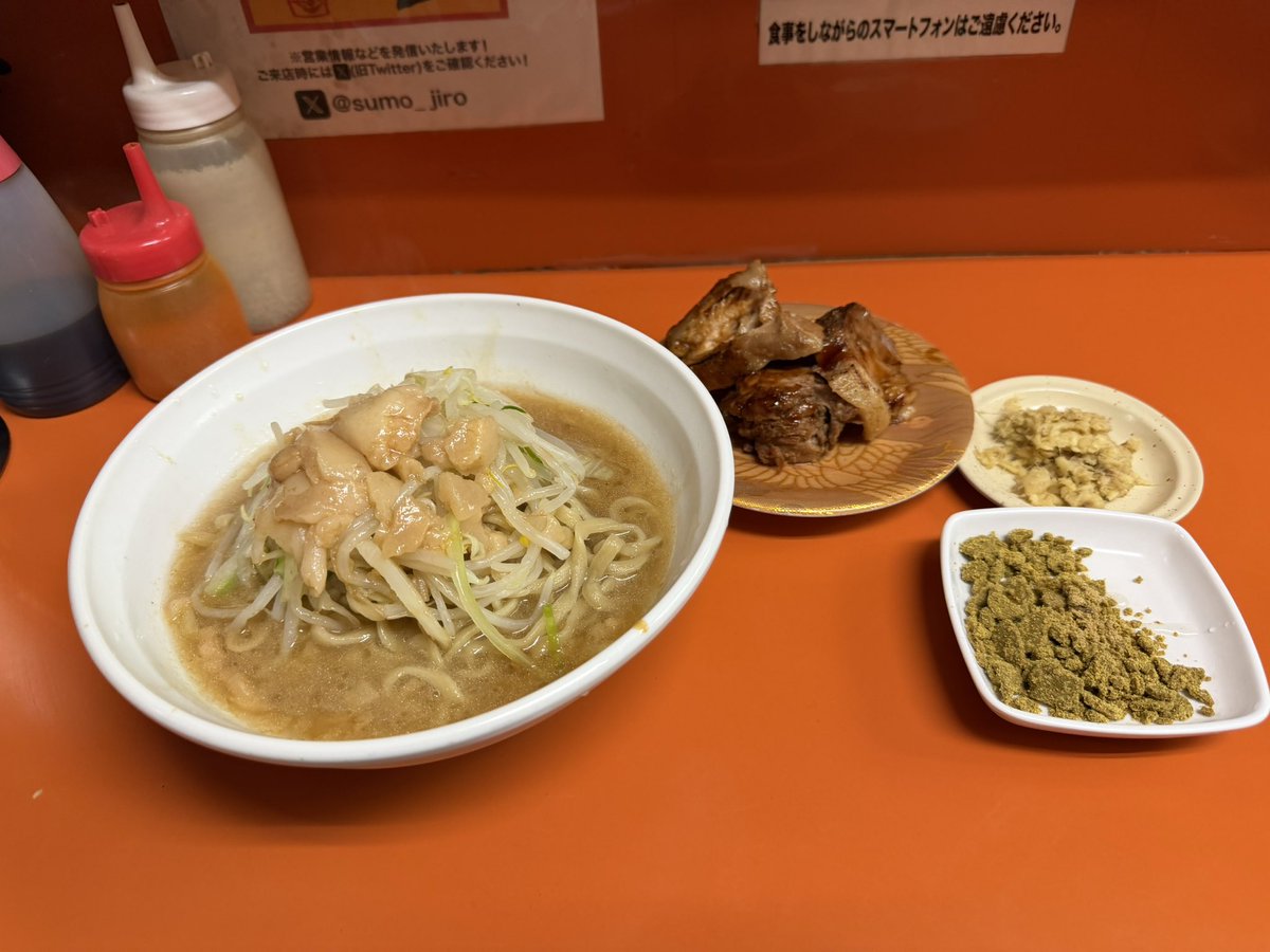p_gStar's tweet photo. ラーメン二郎 相模大野▶️八王子野猿街道店2 炙りが食いたくてスモジしに行ったら、野猿で脂飯の告知が、ヘビィなハシゴ https://t.co/63sZ7ahIRc