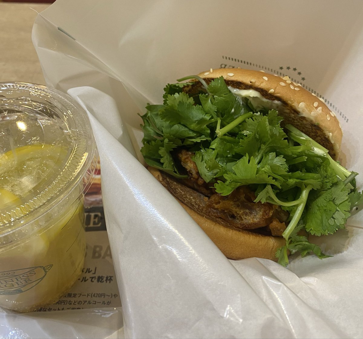 sabureha's tweet photo. 待ちに待った
フレッシュネスのパクチーバーガー
パクチー3倍しあわせ！ https://t.co/xVYMhxPD43
