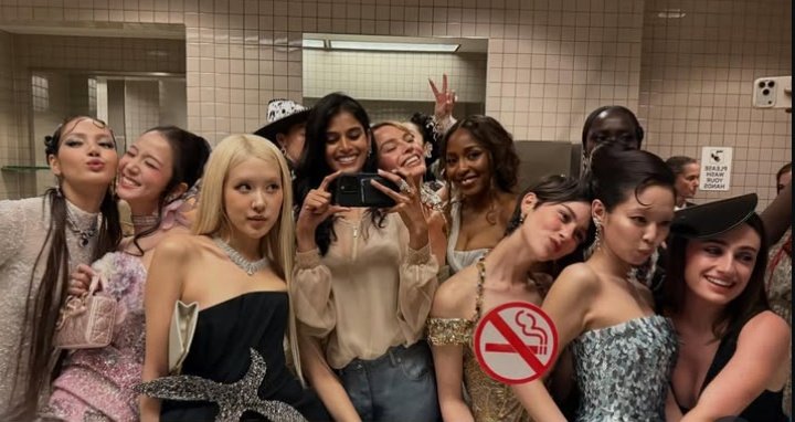 kjsfanpage's tweet photo. JISOO IN MET GALA BATHROOM SELFIEE

JISOO AT MET GALA 
#JISOOxMetGala #MetGala2026 https://t.co/4H6FvVDWjA