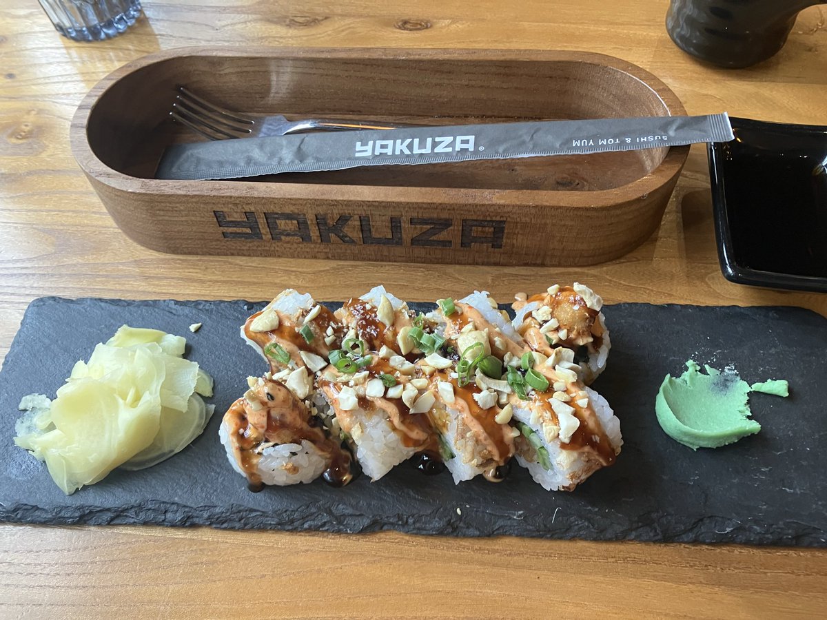 kado_travel's tweet photo. アルマティにあるヤクザの店でスシ(Суши)を食べたよ https://t.co/gCRgQ5TP43