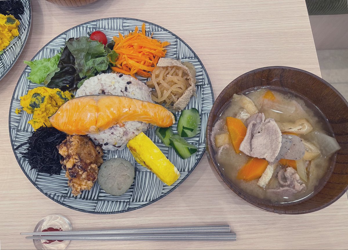 masaxuo1's tweet photo. 近場で健康的なランチ〜昭和レトロなよみうりホールでリーディングドラマ観劇、平和なGW後半 https://t.co/XhV2GEtcGy