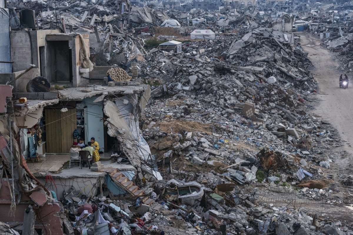 🔴 Filistinli fotoğrafçı Saher Alghorra'nın Gazze'de çektiği fotoğraflar 2026 Pulitzer Ödülü’ne layık görüldü:

Gazze'de Ramazan ayında yıkılan evlerinde orucunu açan bir aile.

03/04/2025