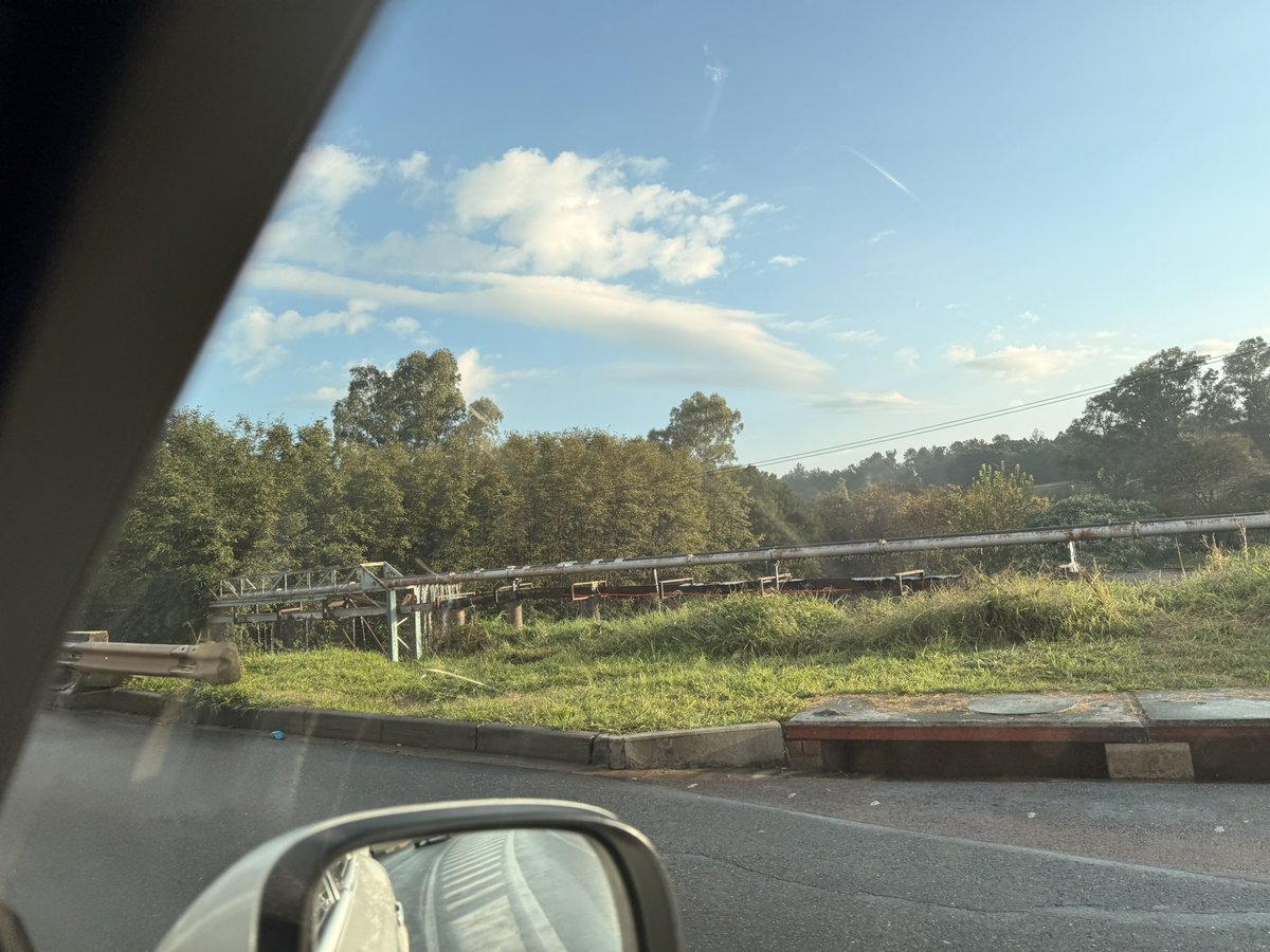 SyntaxBYO's tweet image. @Rand_Water  @RandWaterPublic @CoJPublicSafety @JHBWater @947 @AneleAndTheClub @METROFMSA any idea how much water is lost per day from this burst pipe on #CententaryWay in Modderfontein? #SaveWater #Day2