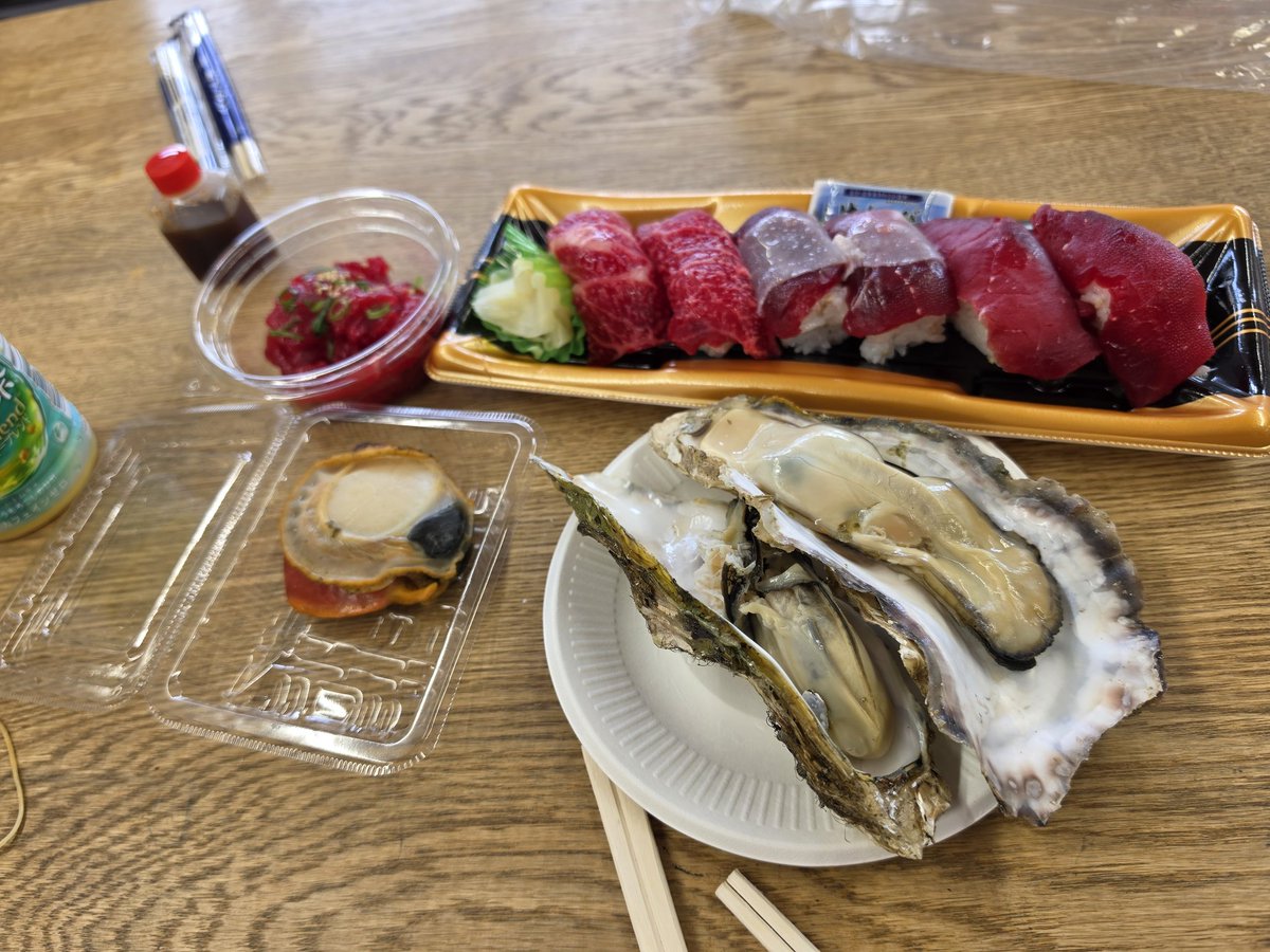 mirugai0's tweet photo. 釜石大観音からの景色、道の駅みやこで
牡蠣とニタリクジラのユッケ、寿司。
うまくて、思わずニタリと笑う！
#釜石大観音
#釜石ラーメンも食べる
#宮古市
#ニタリクジラ https://t.co/gMJiWiGfUo