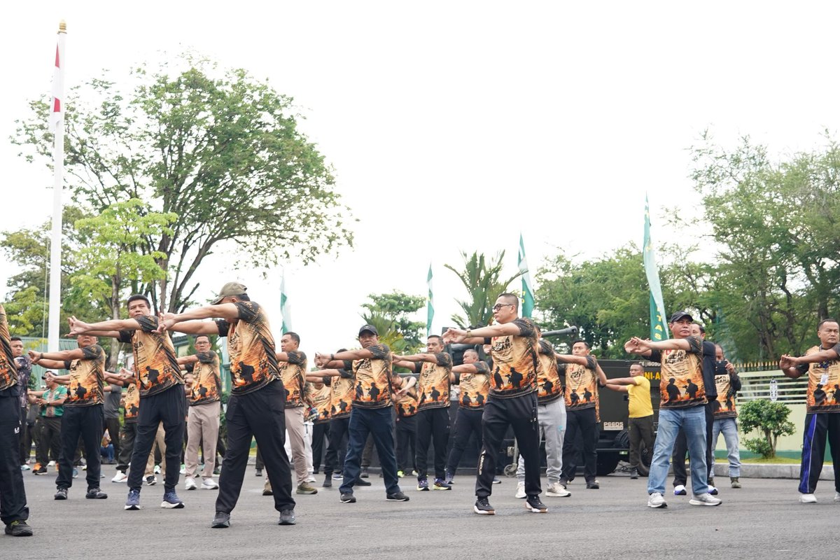 korem101's tweet photo. *Tak Hanya Jalan Santai, Pangdam XXII/TB dan Danrem 101/Antasari Pastikan Kebugaran Wartawan Lewat Pemeriksaan Kesehatan* https://t.co/37jlbuPyHJ