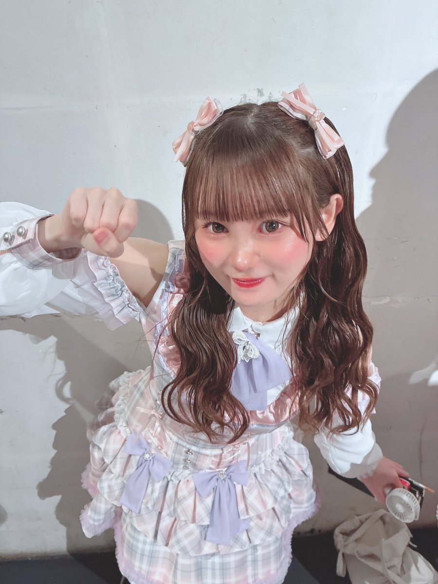 gonchan_pc's tweet photo. 約1年半ぶりに会ってきましたよ〜🙂‍↕️
なんキニ！としてのパフォーマンスを
見るのは初めてだったし少し緊張したけど
想像以上にめっちゃ良くって楽しそうで
ライブ見ながらウルウルしました😇

 #みゆちゃんのお世話係
 #渡辺みゆう https://t.co/QIVzvWguL9