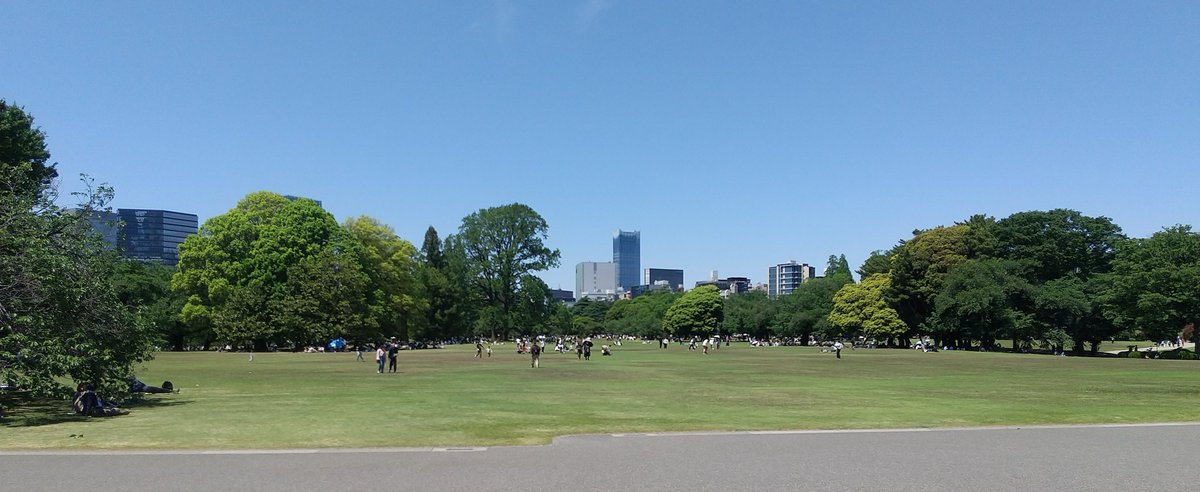 mori_tuyoshi's tweet photo. 今日も天気が良いです
新宿御苑でのんびりすごしました
木陰に入る涼し風が吹いて、
気持ちいい https://t.co/l5M0cql3cH